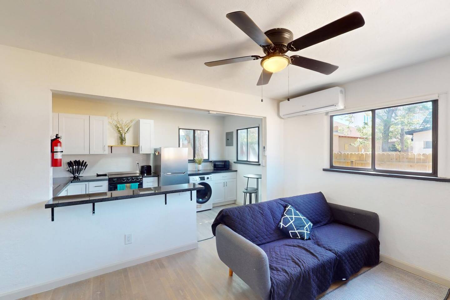 Stylishly Renovated Downtown w/King & Washer/Dryer