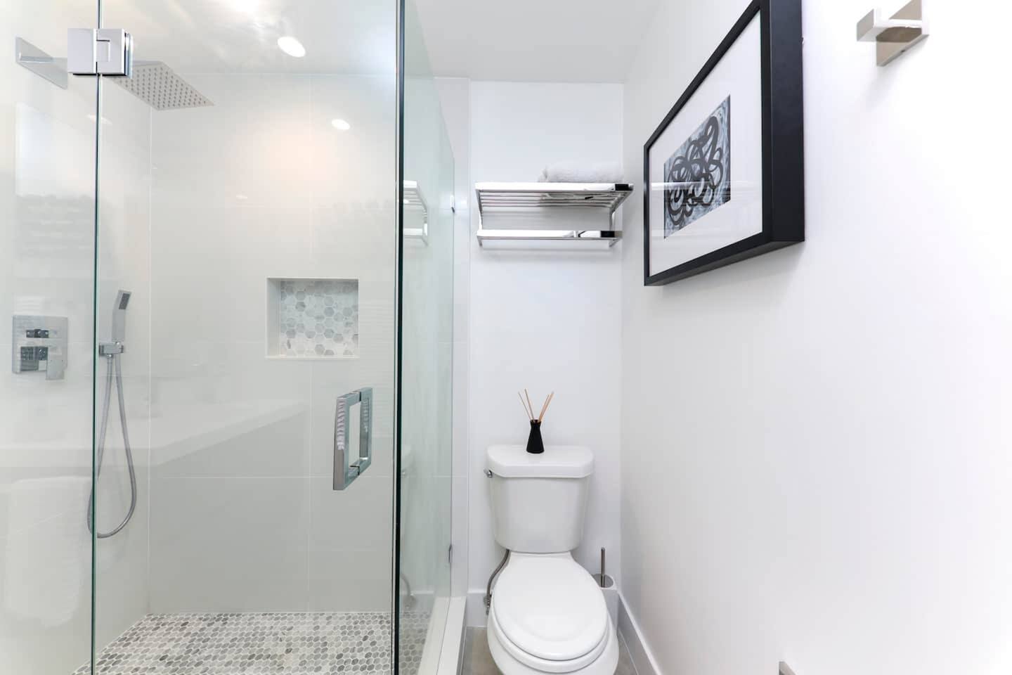 1BD 1BA-Black&White ArtBNB Cottage-Antique Row WPB