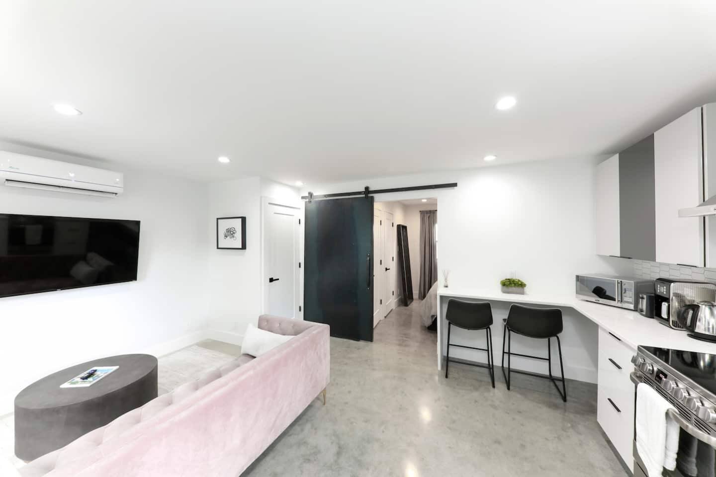 1BD 1BA-Black&White ArtBNB Cottage-Antique Row WPB