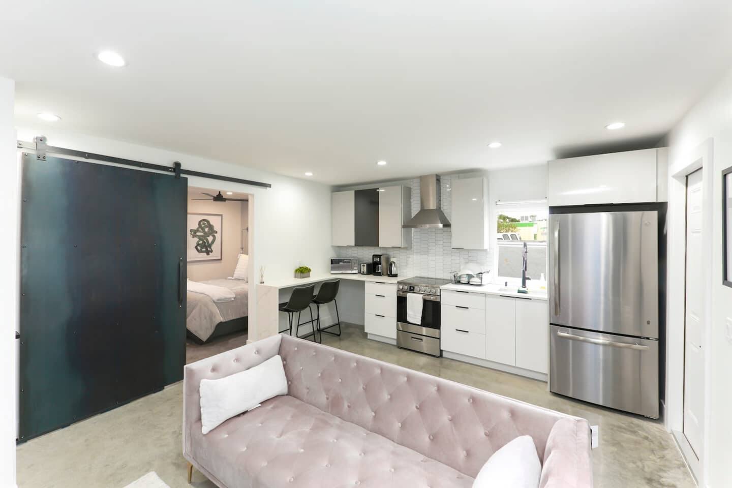 1BD 1BA-Black&White ArtBNB Cottage-Antique Row WPB — West Palm Beach — vacation rental