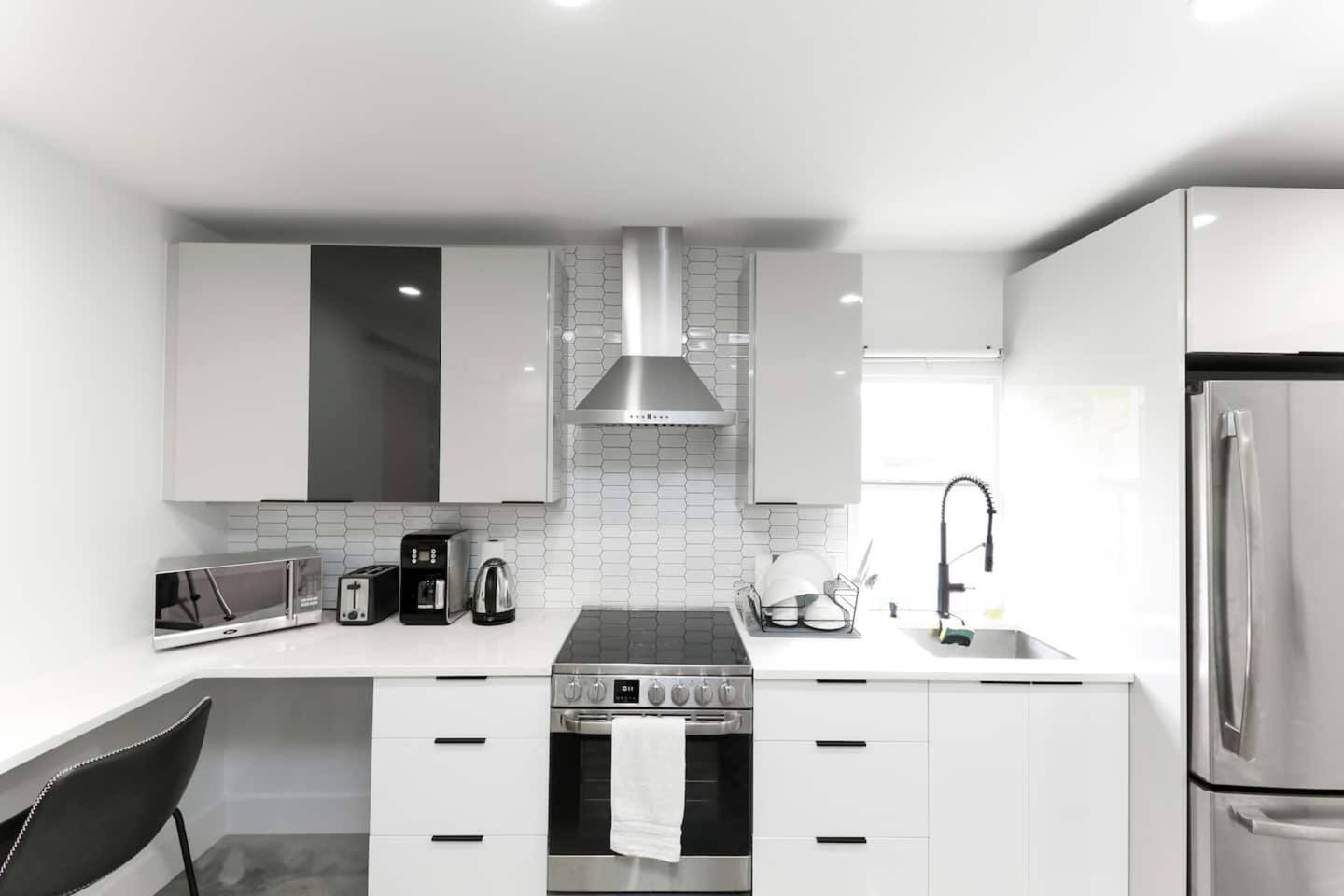 1BD 1BA-Black&White ArtBNB Cottage-Antique Row WPB