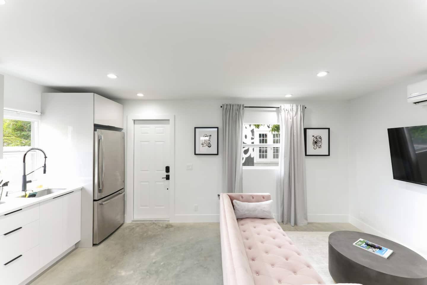 1BD 1BA-Black&White ArtBNB Cottage-Antique Row WPB