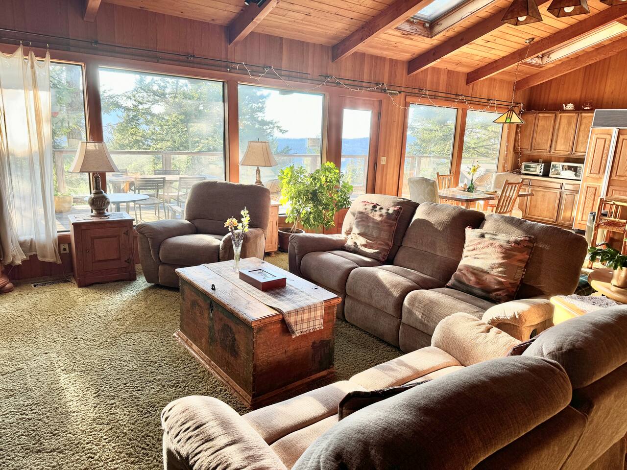 Ocean views-forest home, hot tub
