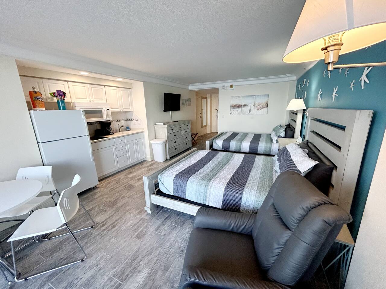 Private balcony oceanfront studio w/kitchen