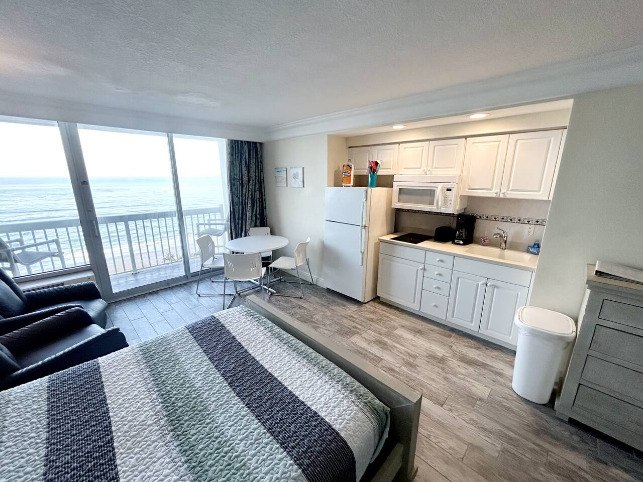 Private balcony oceanfront studio w/kitchen