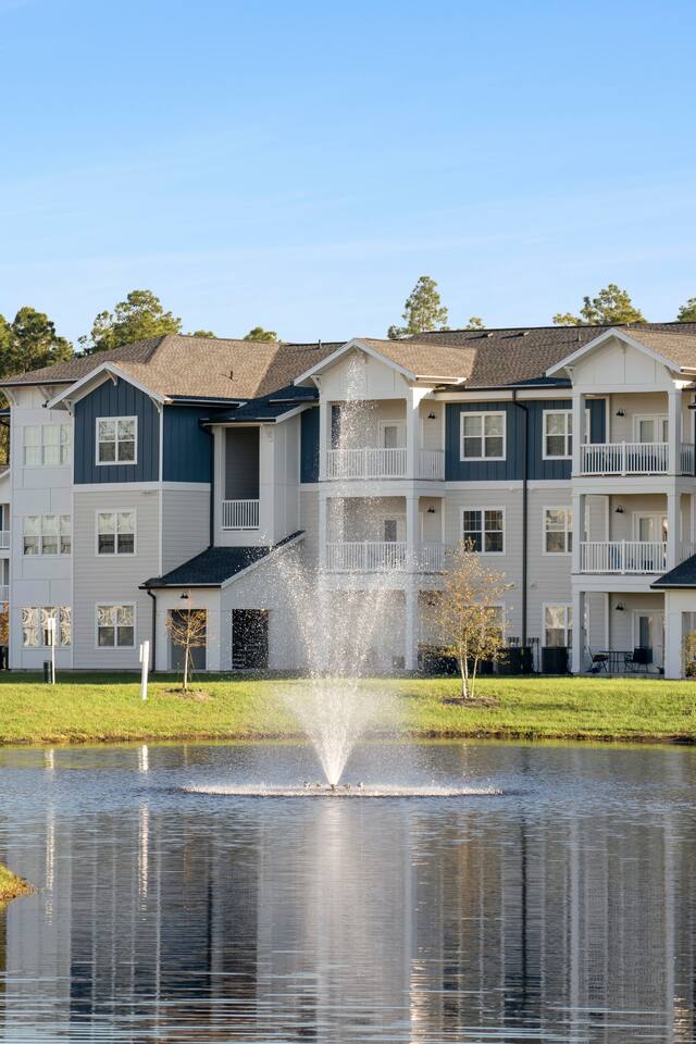 Resort Style • Screened Lanai • Pool, Gym, Bikes!