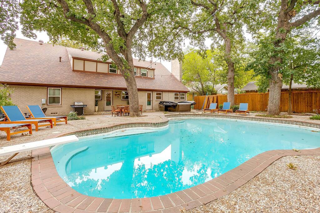 Magnolia Estate with Pool, Hot Tub and Game Room!
