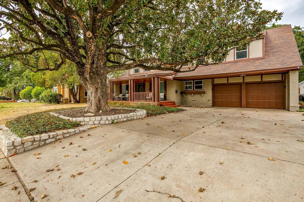 Magnolia Estate with Pool, Hot Tub and Game Room!