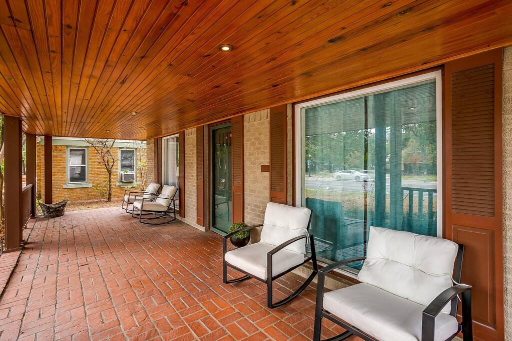 Magnolia Estate with Pool, Hot Tub and Game Room!