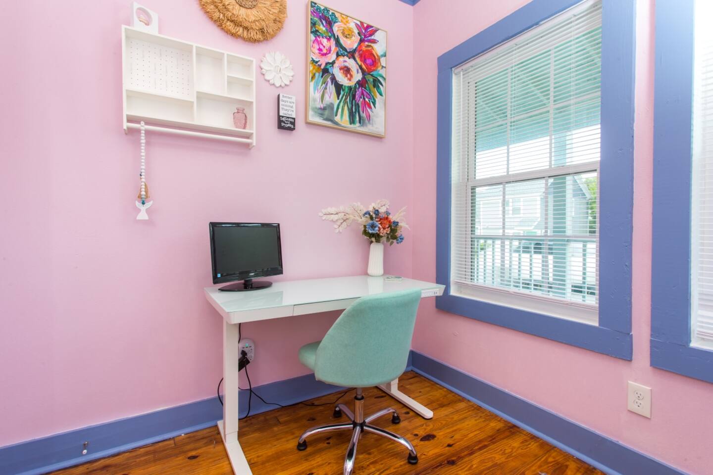 Coastal WFH Escape | Walk DT | 10 Min to Beach