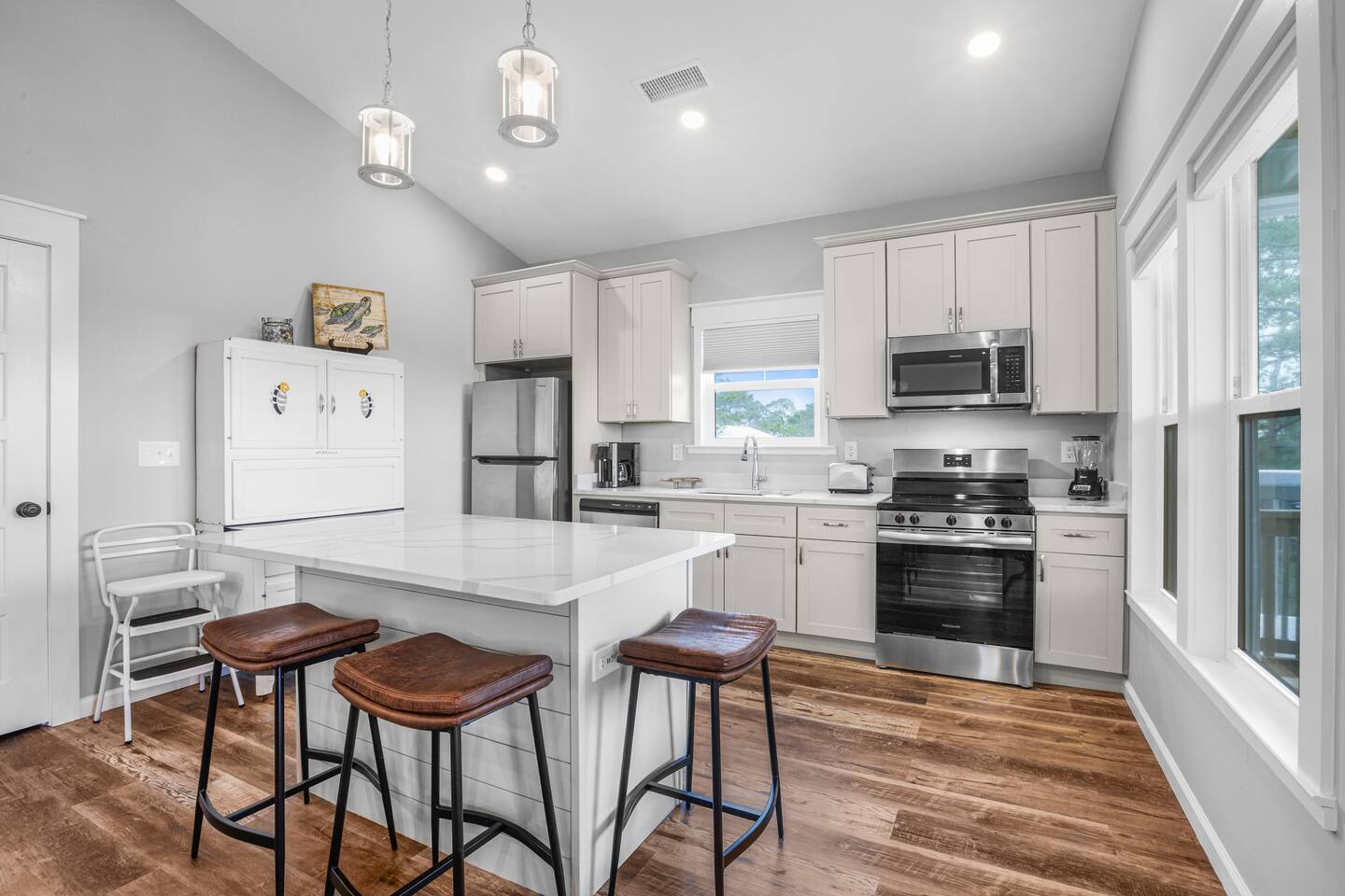New! Sleeps 8 - Dog Friendly - Beach Club Access!