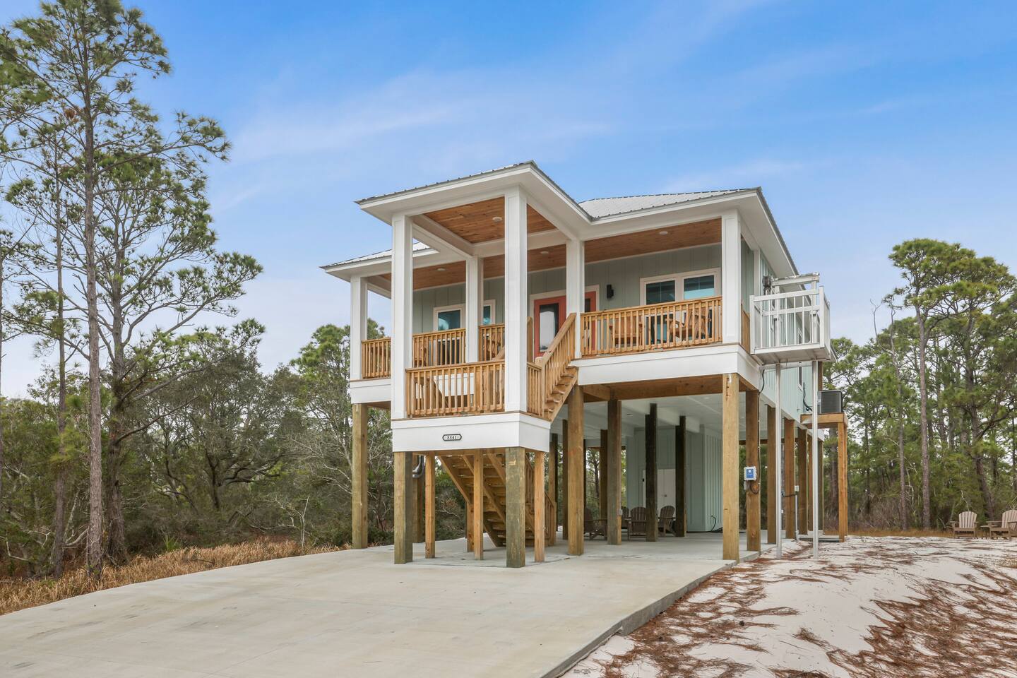 New! Sleeps 8 - Dog Friendly - Beach Club Access!