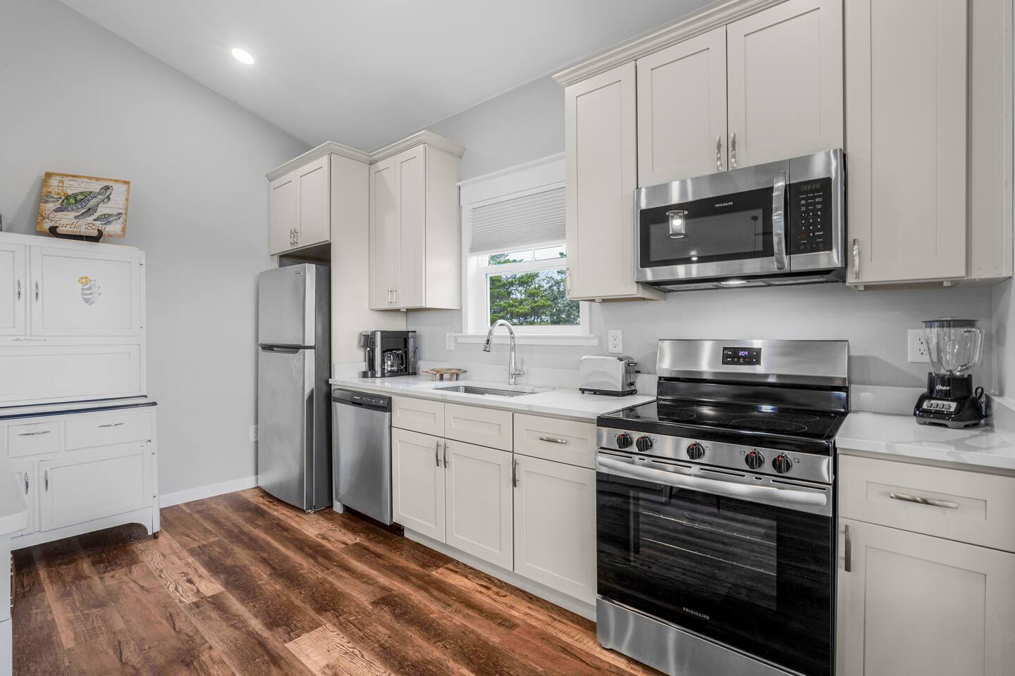 New! Sleeps 8 - Dog Friendly - Beach Club Access!