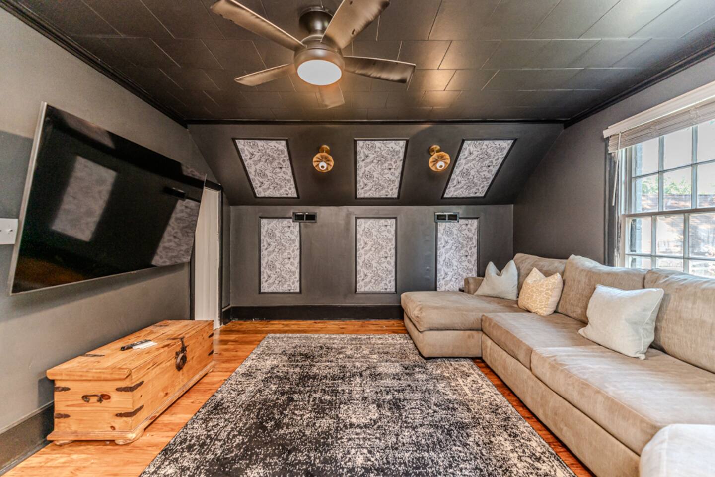 MovieRoom-SunRoom-Massive Historic Estate — Sanford — vacation rental