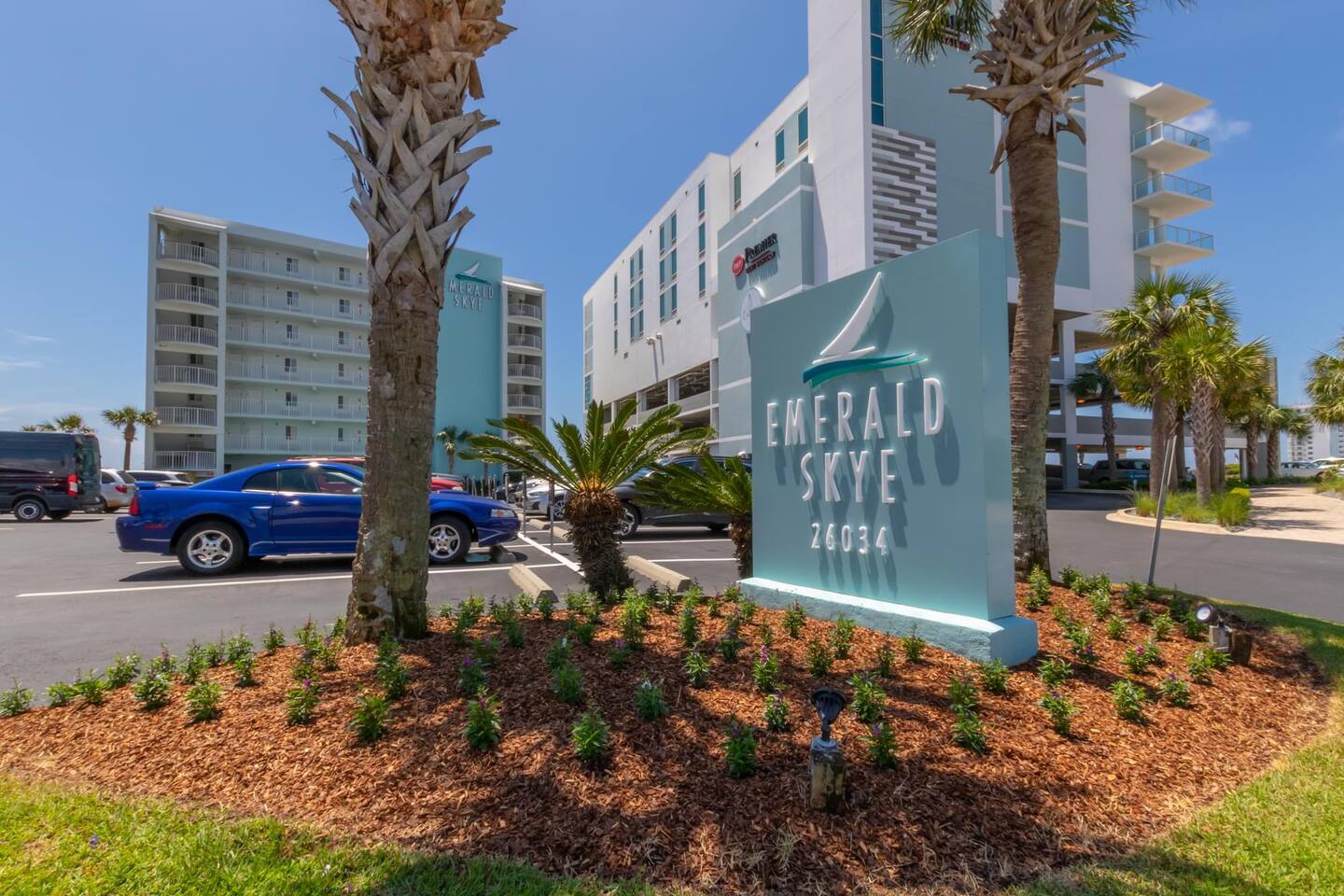 "Emerald Skye #62" | Beach Front*Stunning Gulf Views*Pool*Gym*Pier*1BR + Bunks