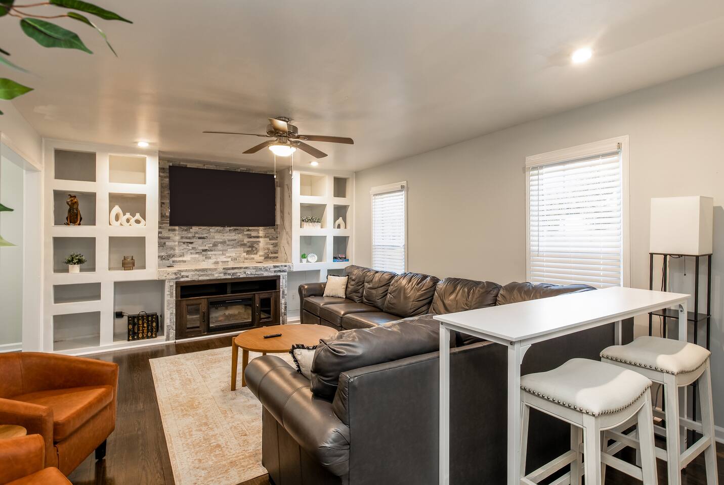 Spacious; 2 mins from HPU;Hot Tub;Good for groups!