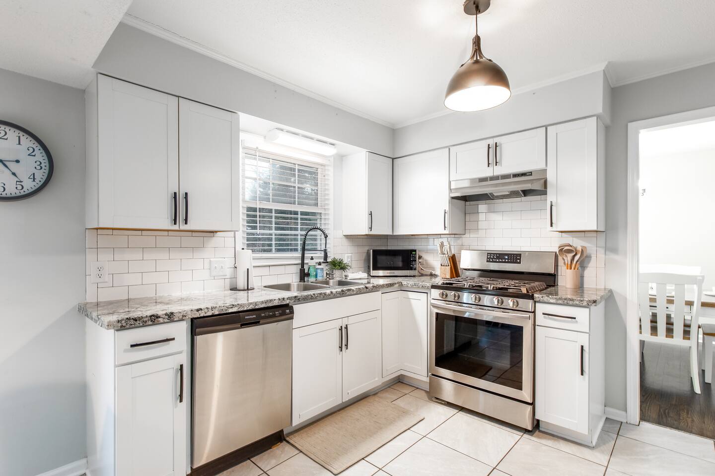 Spacious; 2 mins from HPU;Hot Tub;Good for groups!