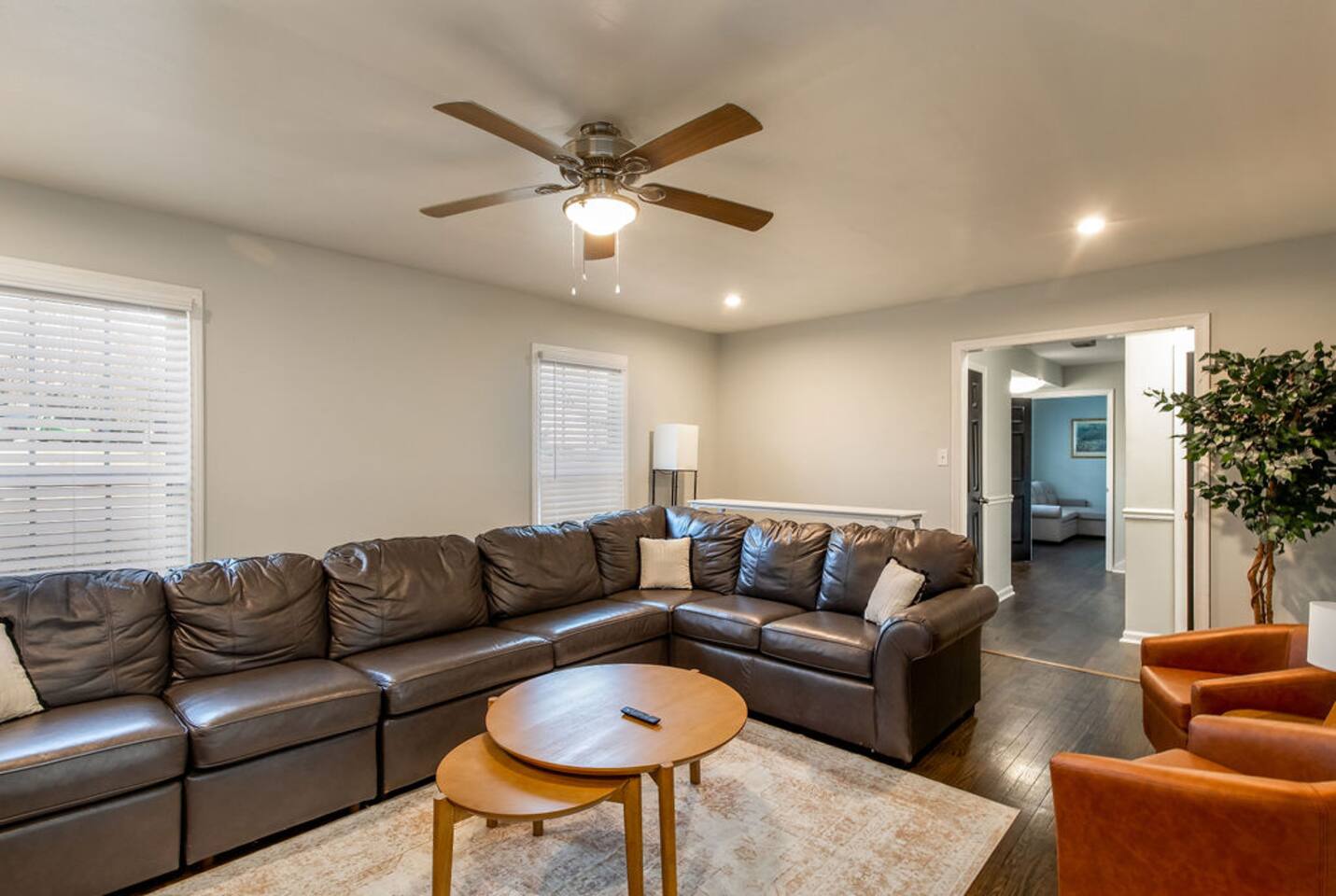 Spacious; 2 mins from HPU;Hot Tub;Good for groups!