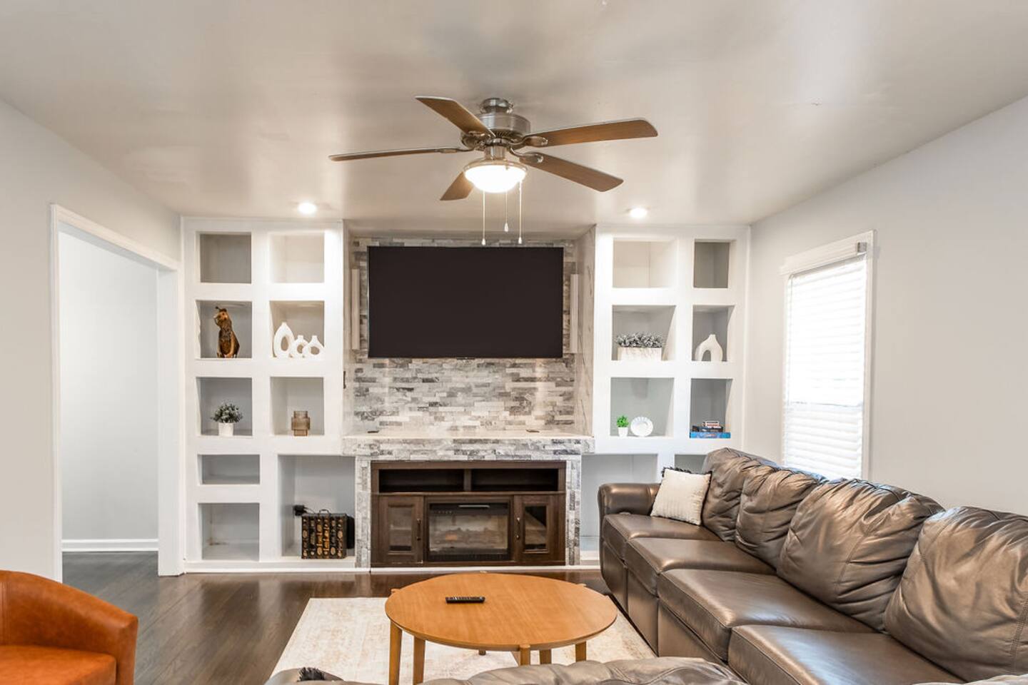Spacious; 2 mins from HPU;Hot Tub;Good for groups!