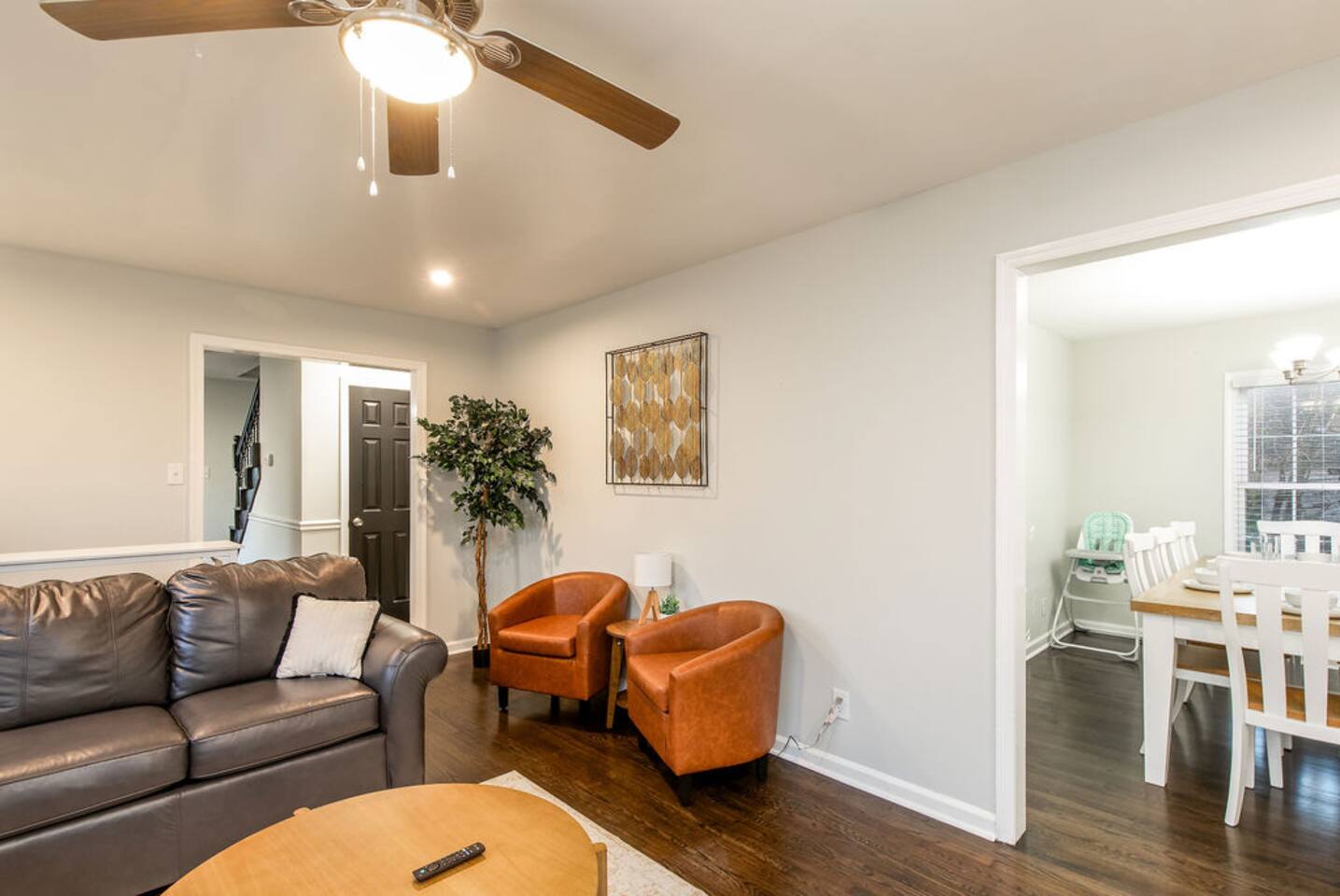 Spacious; 2 mins from HPU;Hot Tub;Good for groups!