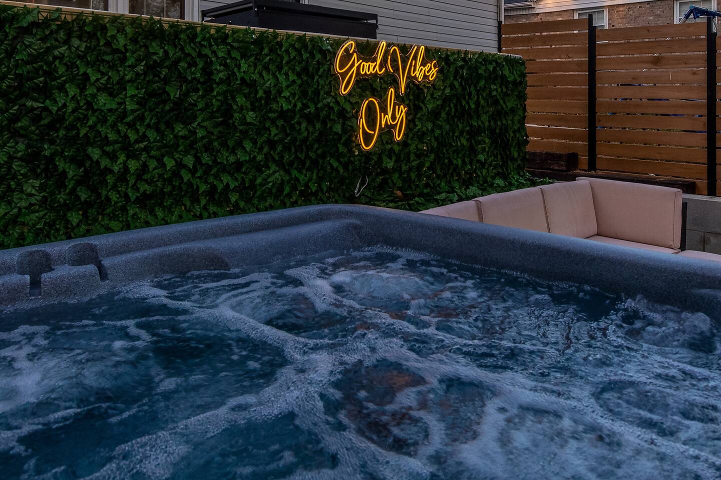 Spacious; 2 mins from HPU;Hot Tub;Good for groups! — High Point — vacation rental