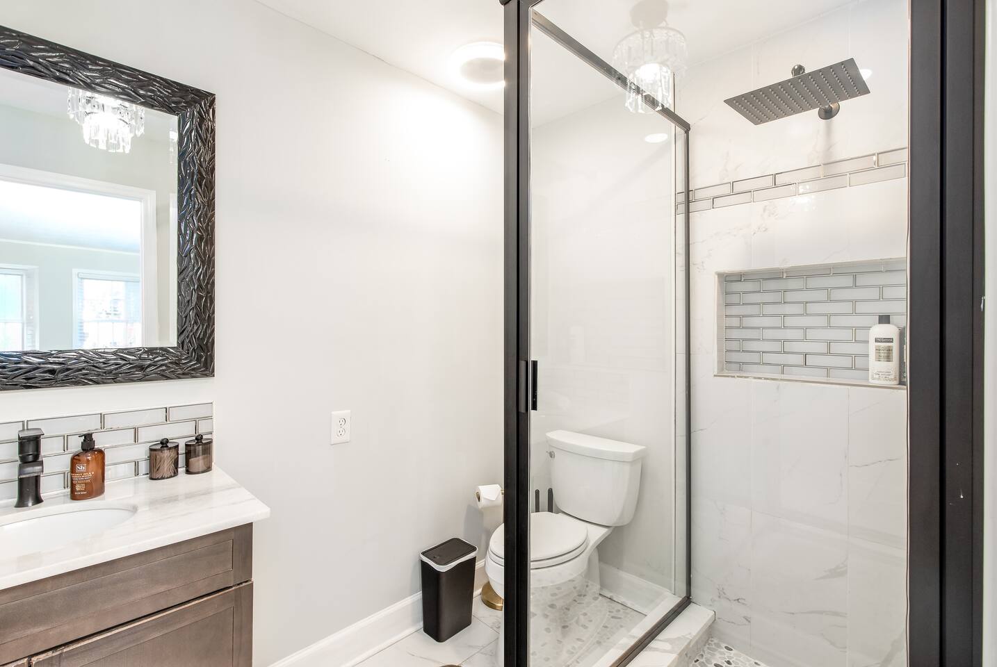 Spacious; 2 mins from HPU;Hot Tub;Good for groups!