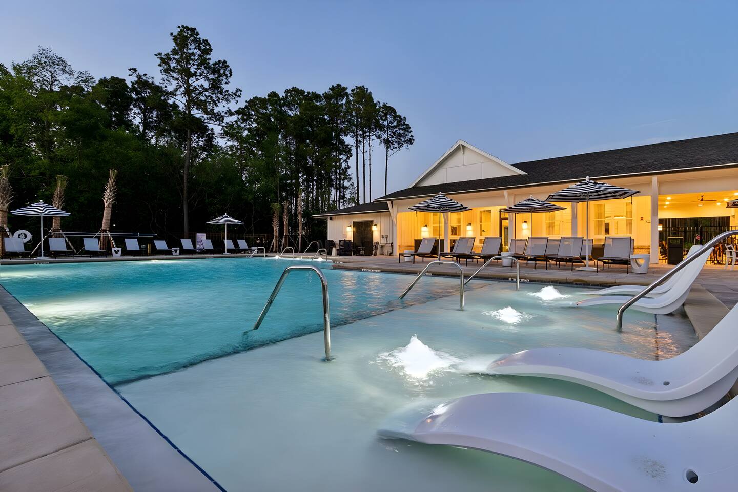 Pool - Luxury - 1st Floor - Gym - Nature Trails - Bikes