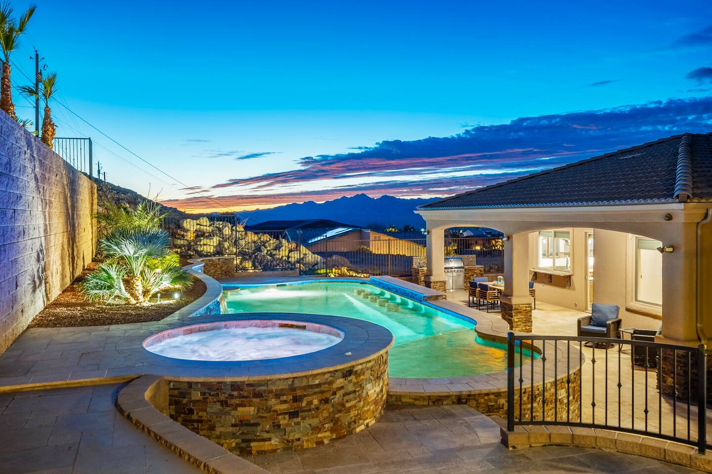 Grand Luxe | Pool+Spa| RV Garage | Starlink | BBQ