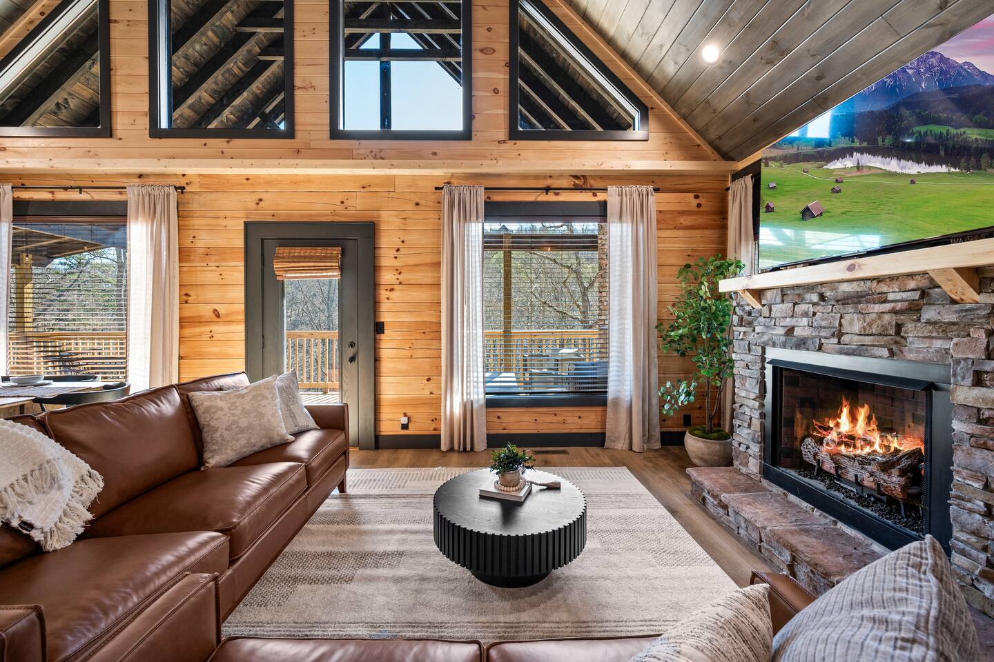 Luxury cabin: Outdoor Fireplace, Hot Tub, Theater
