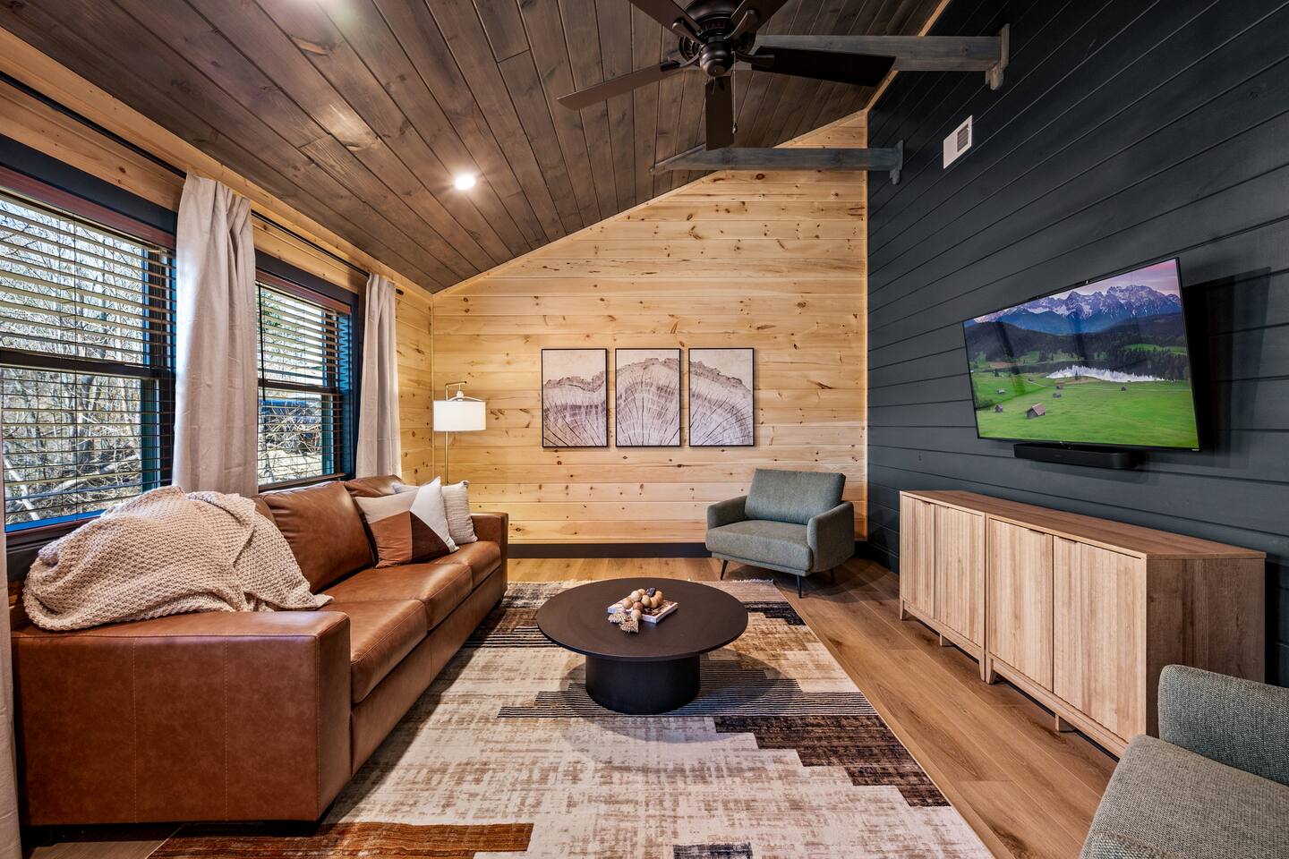 Luxury cabin: Outdoor Fireplace, Hot Tub, Theater