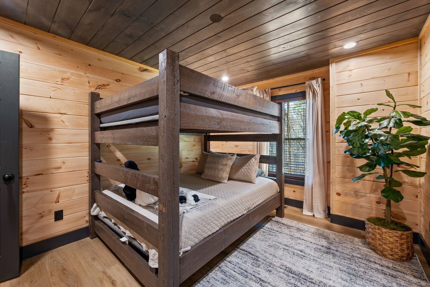 Luxury cabin: Outdoor Fireplace, Hot Tub, Theater