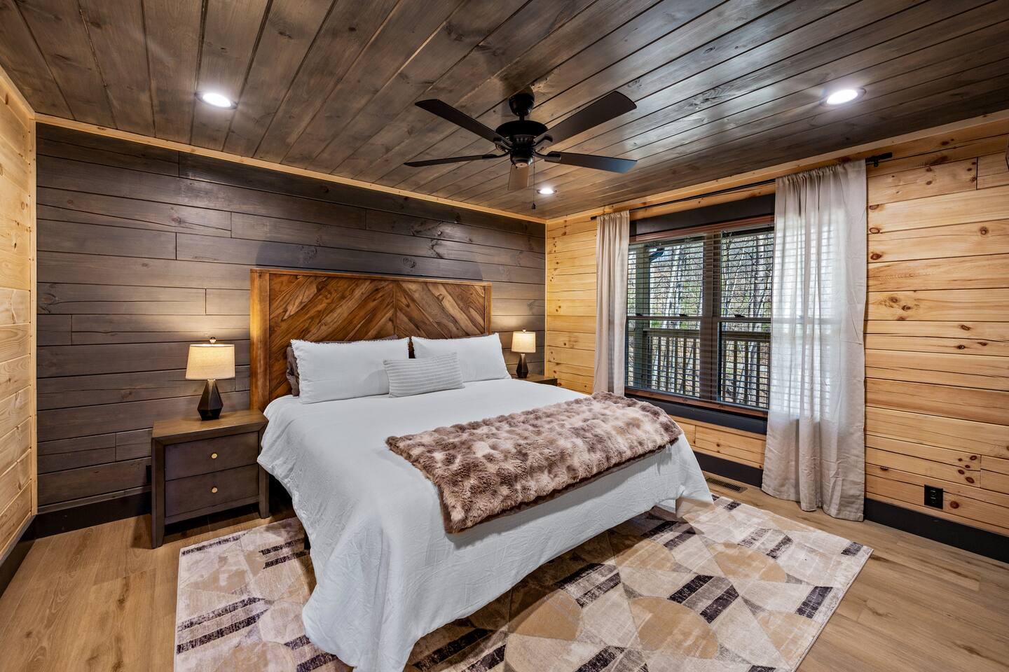 Luxury cabin: Outdoor Fireplace, Hot Tub, Theater