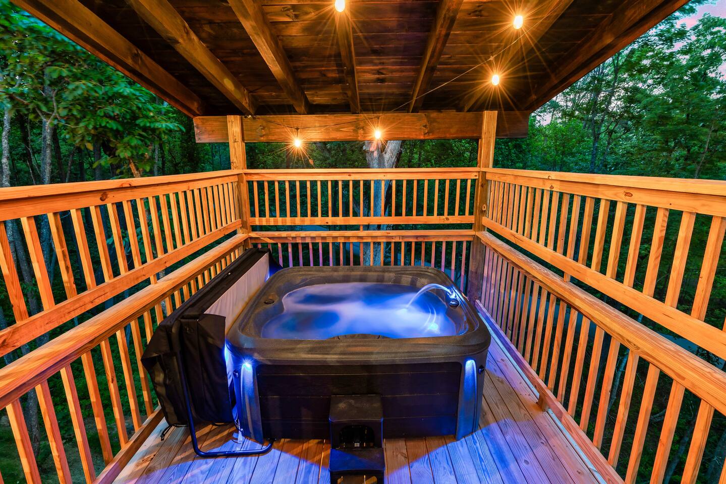 Luxury cabin: Outdoor Fireplace, Hot Tub, Theater