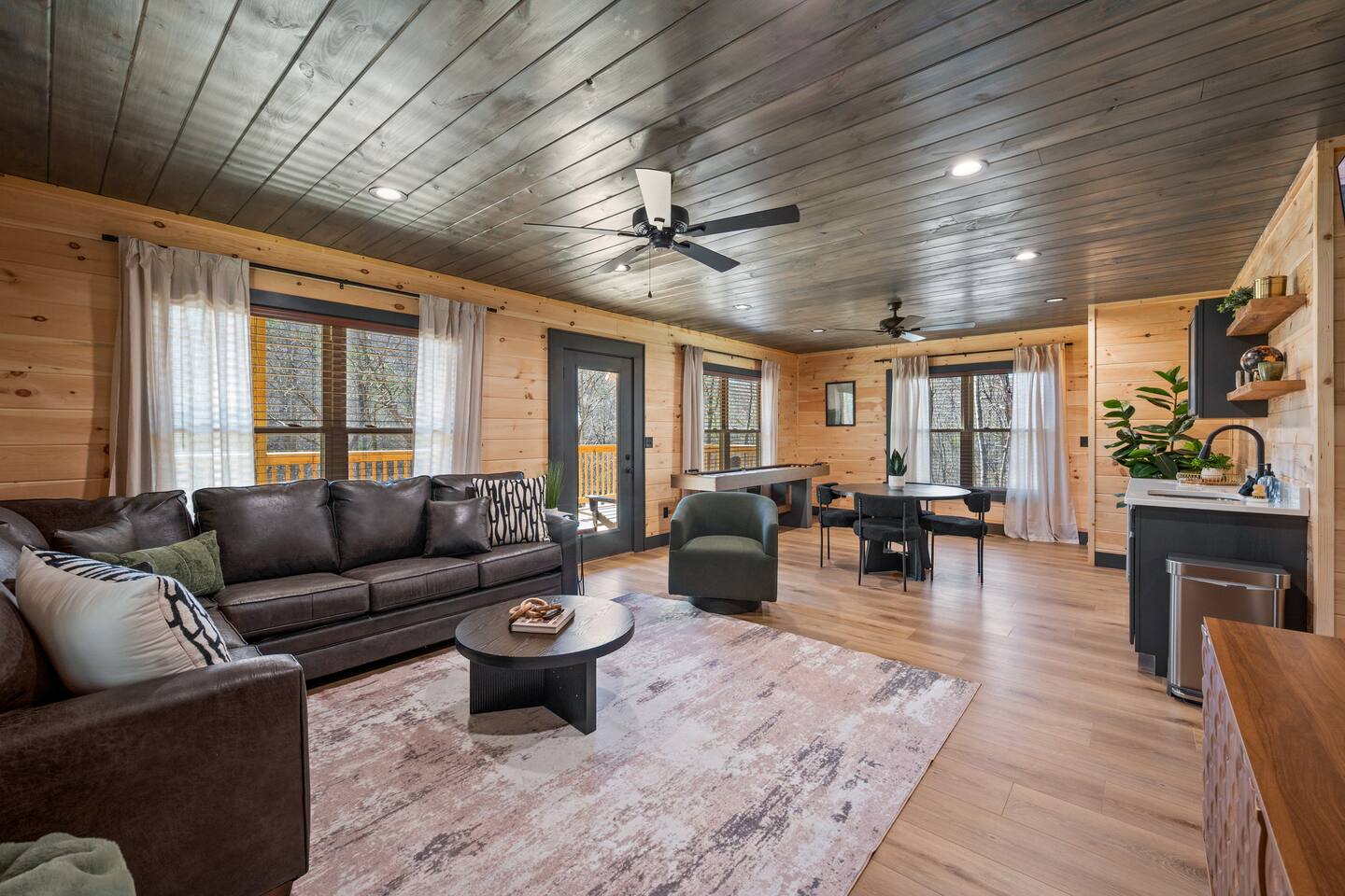Luxury cabin: Outdoor Fireplace, Hot Tub, Theater