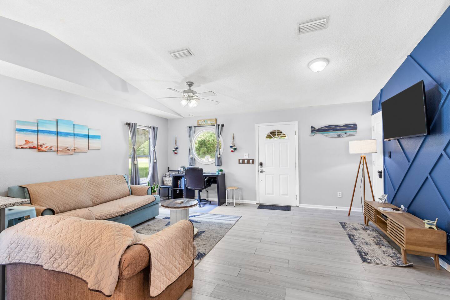Quaint Cottage by the Bay (Porthole Paradise)