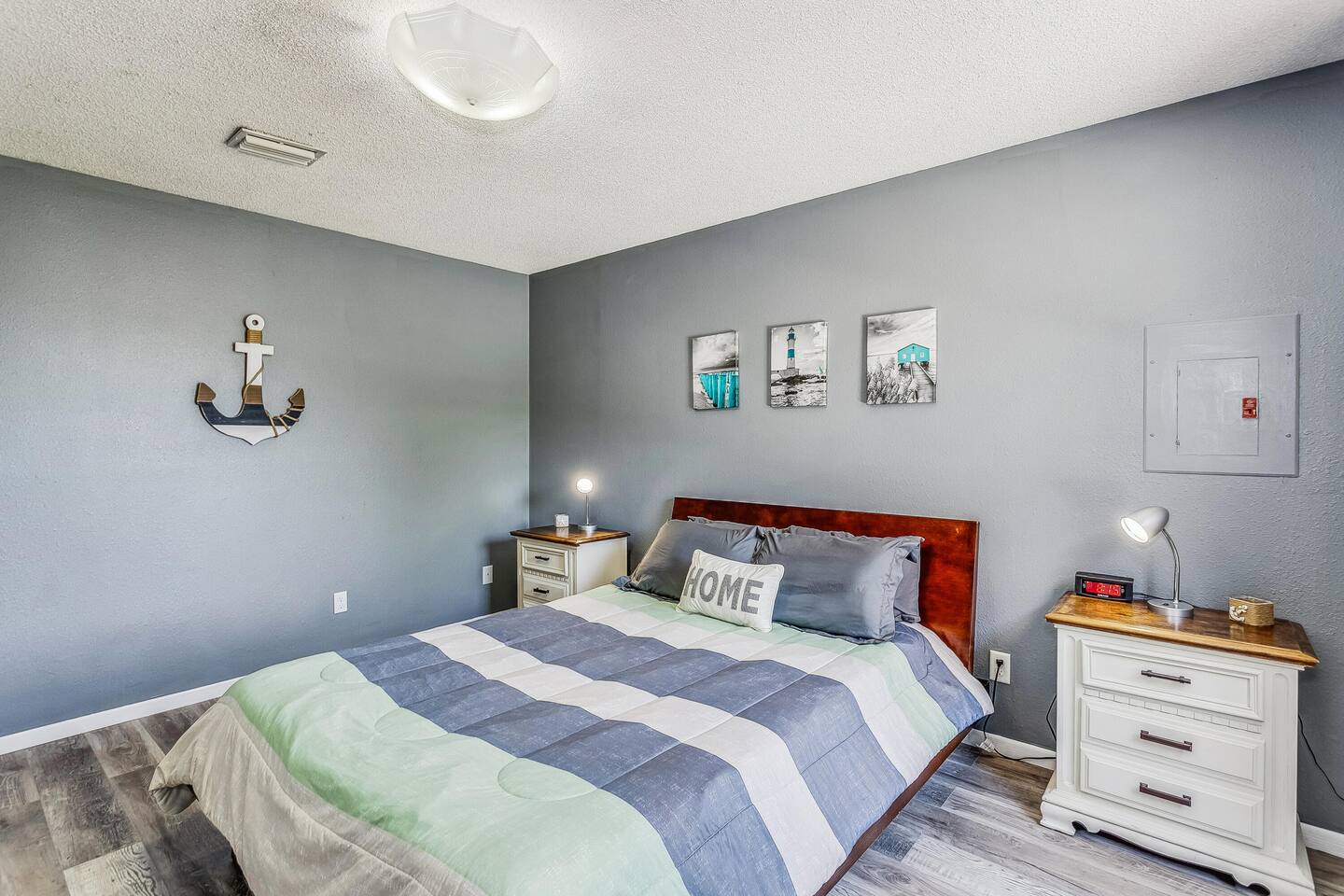Quaint Cottage by the Bay (Porthole Paradise)