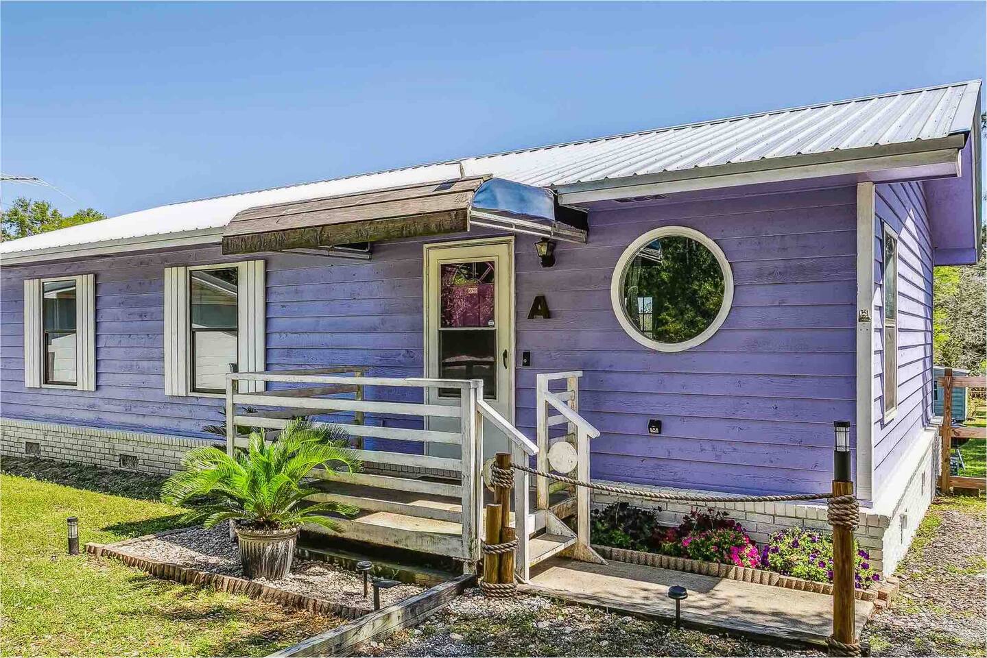 Quaint Cottage by the Bay (Porthole Paradise)