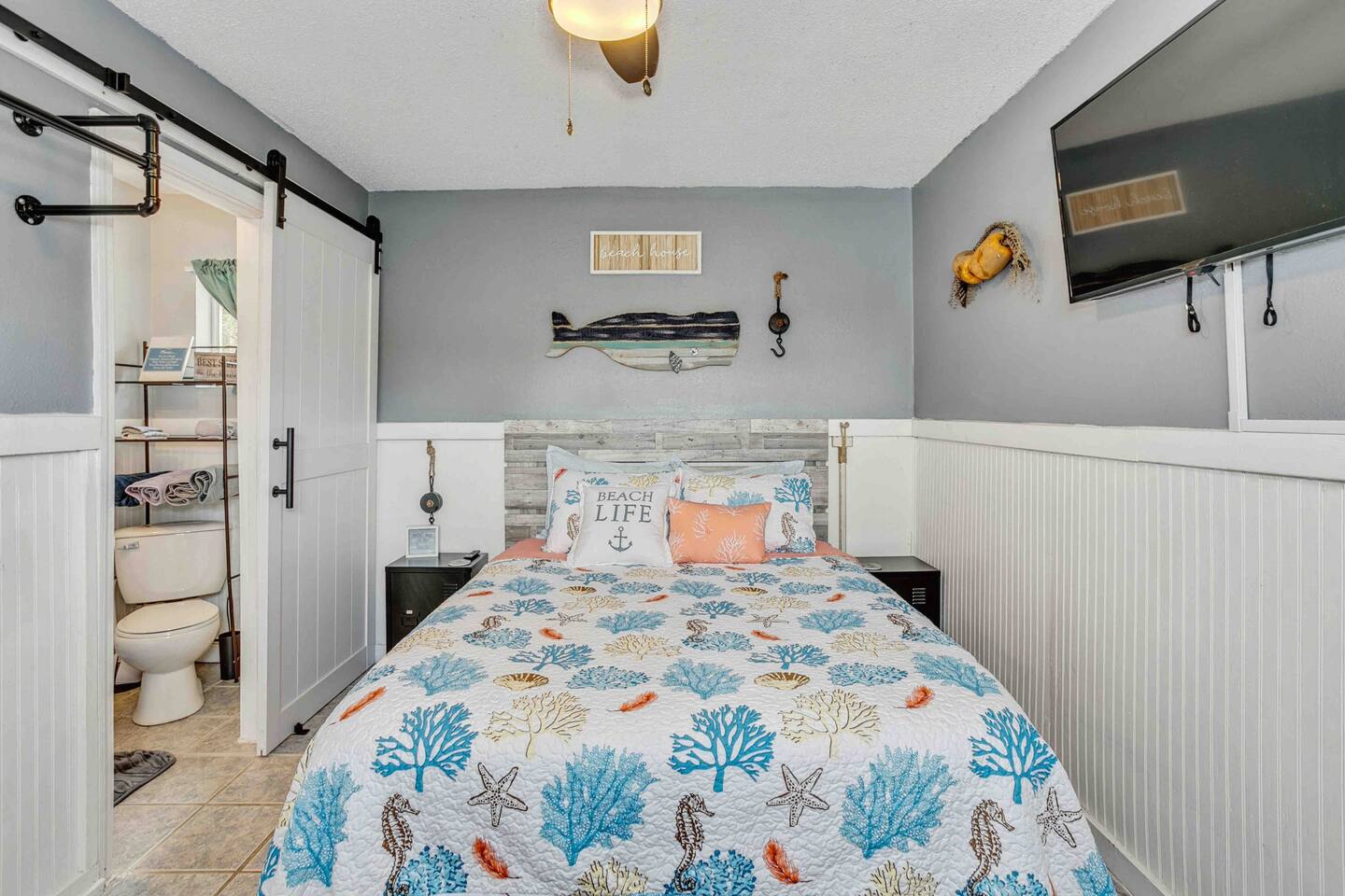 Quaint Tiny Home by the Bay (Mini Cottage)
