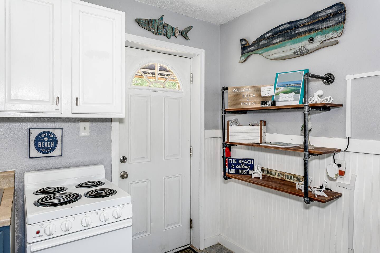 Quaint Tiny Home by the Bay (Mini Cottage)