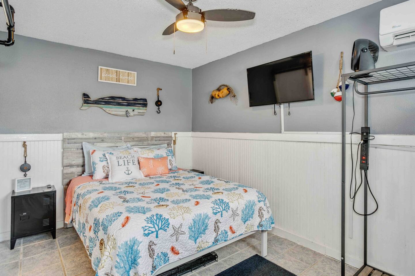 Quaint Tiny Home by the Bay (Mini Cottage)