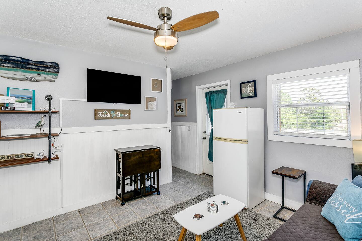 Quaint Tiny Home by the Bay (Mini Cottage)
