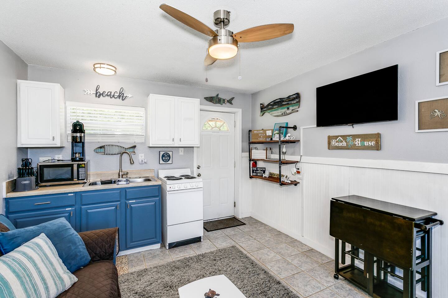 Quaint Tiny Home by the Bay (Mini Cottage)