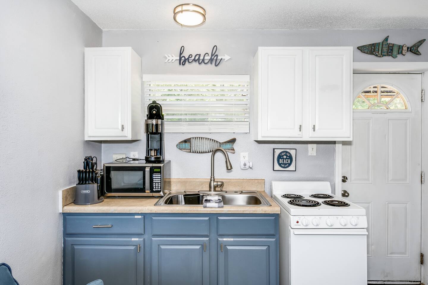 Quaint Tiny Home by the Bay (Mini Cottage)