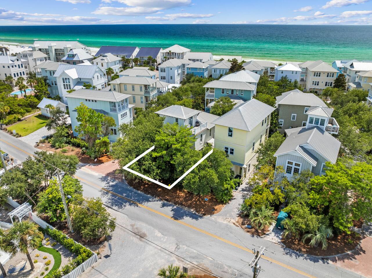 New 4 BR all en-suite Steps to Beach and Comm Pool