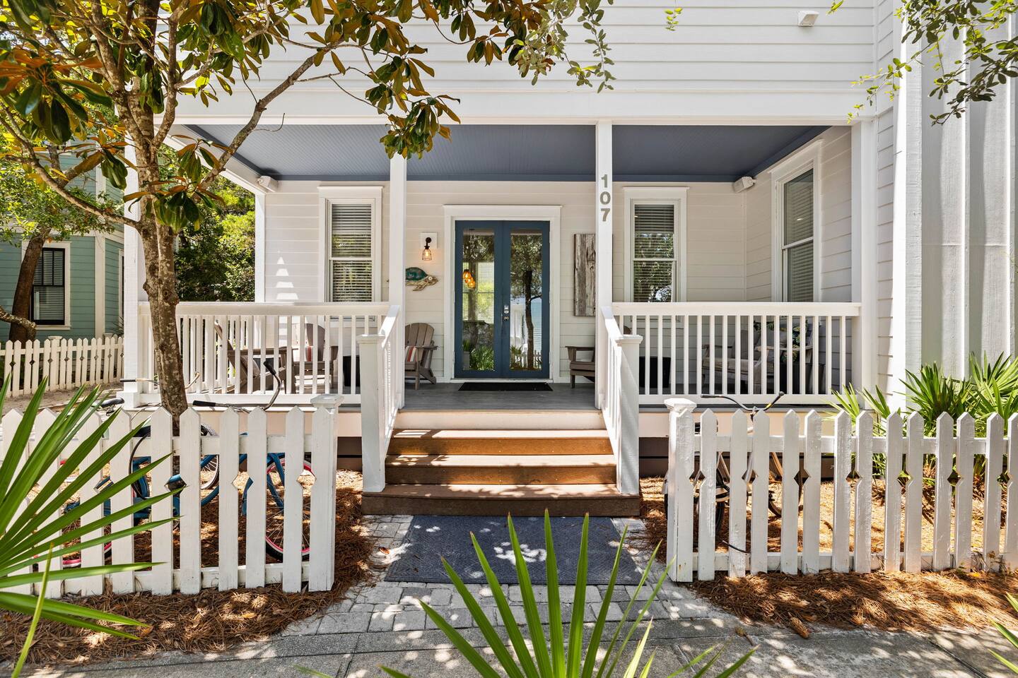 New 4 BR all en-suite Steps to Beach and Comm Pool