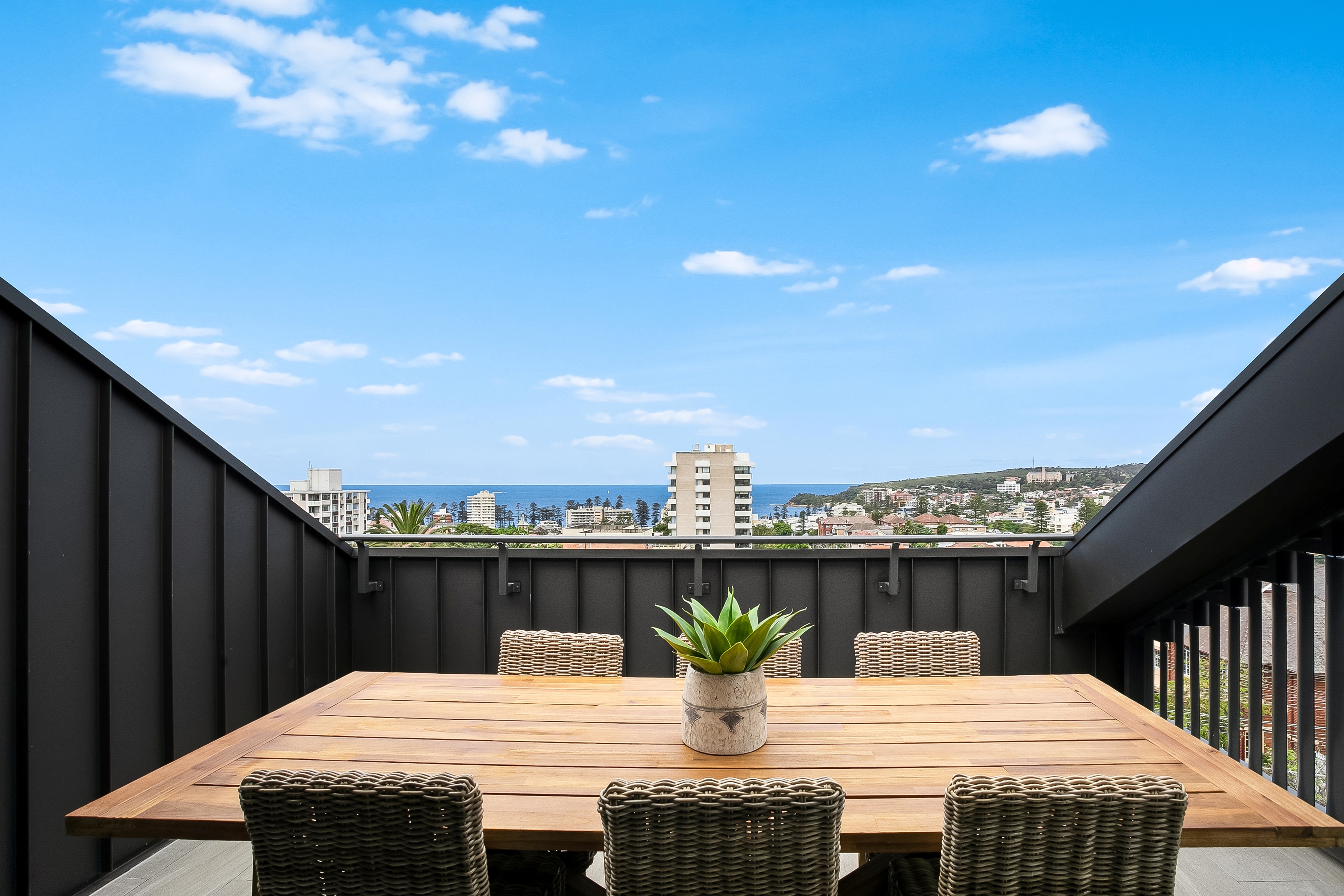 Spacious penthouse fabulous harbour/ocean views