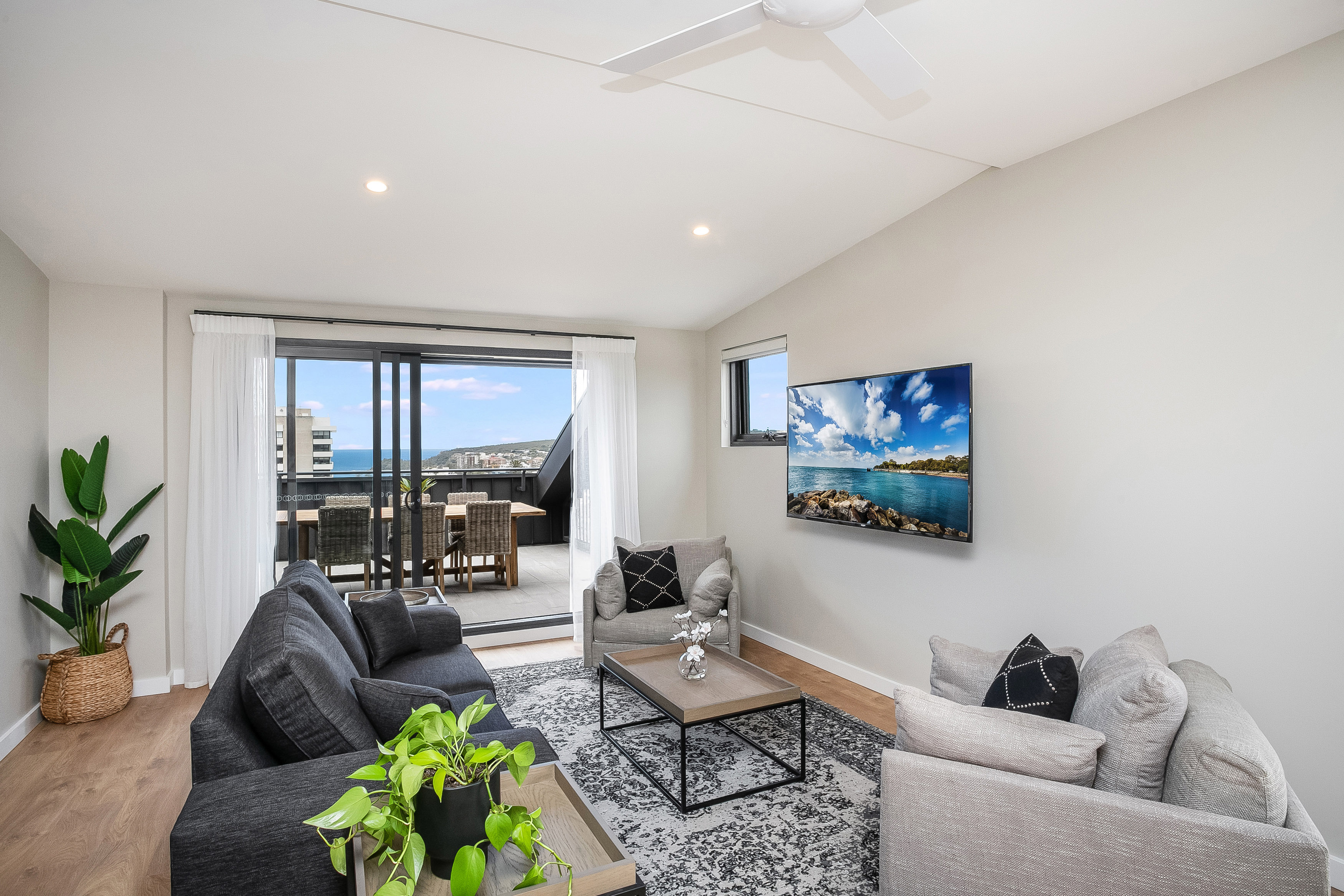 Spacious penthouse fabulous harbour/ocean views