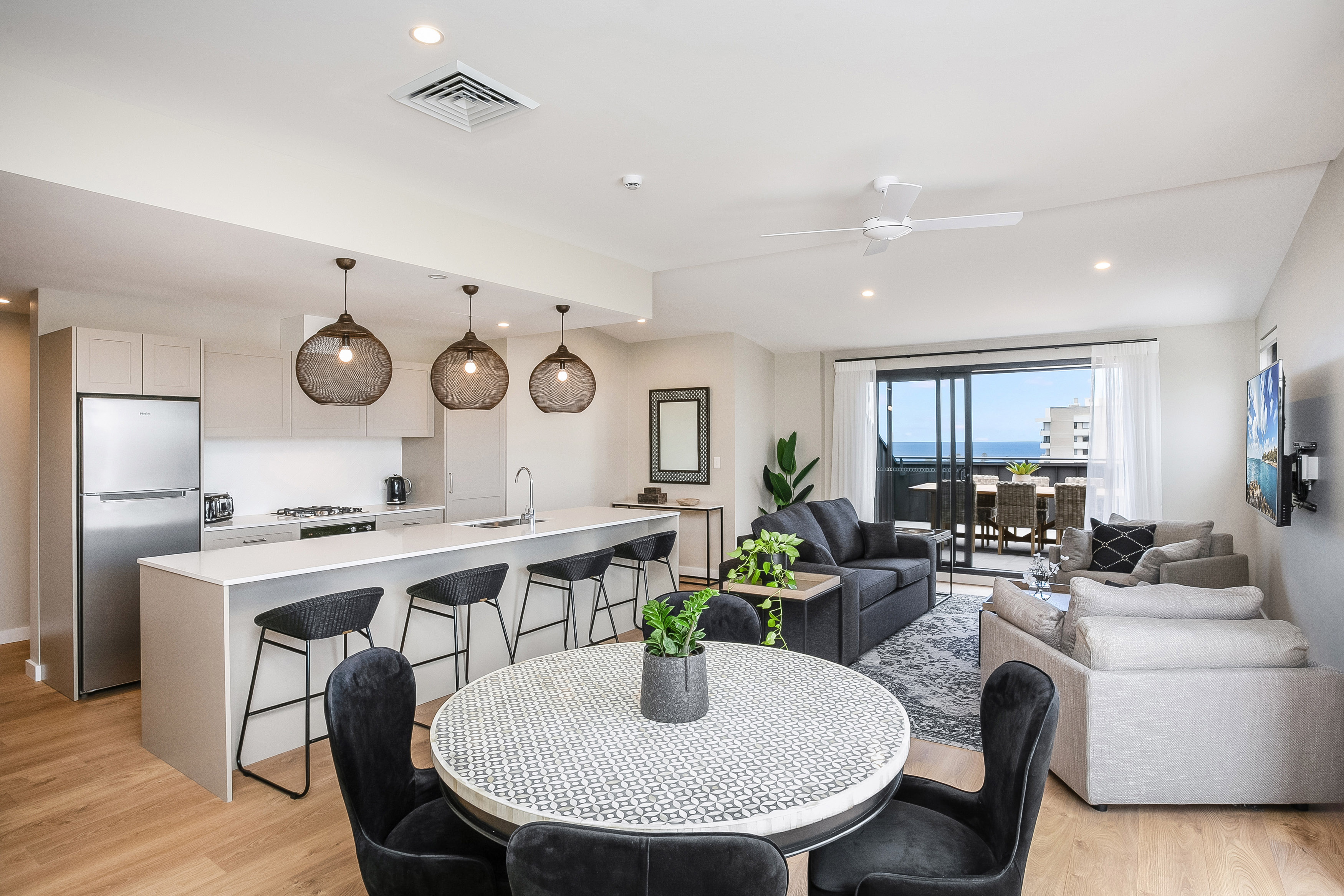 Spacious penthouse fabulous harbour/ocean views — Manly — vacation rental