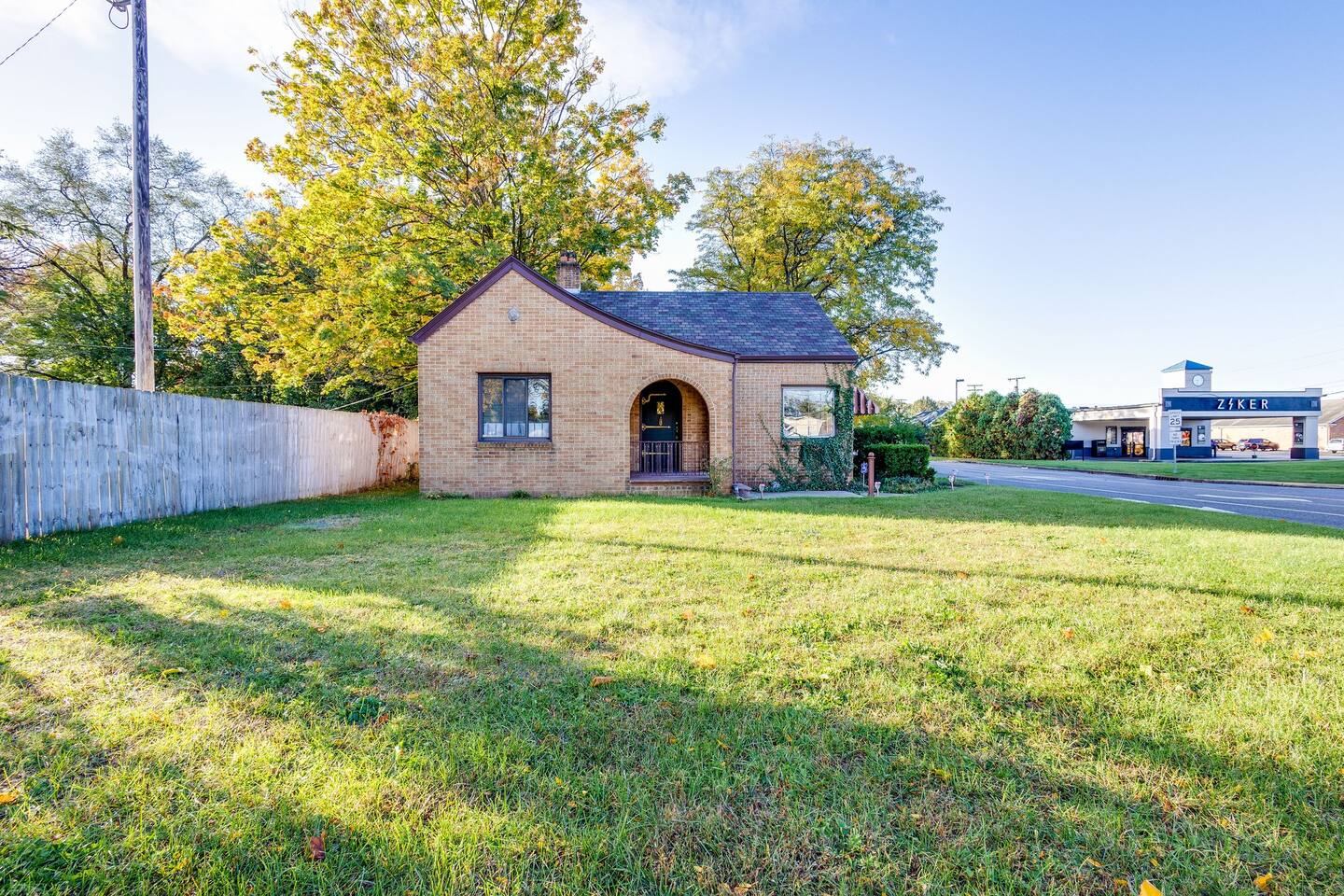 Clover Cottage | 1 mile to ND | Cozy Getaway