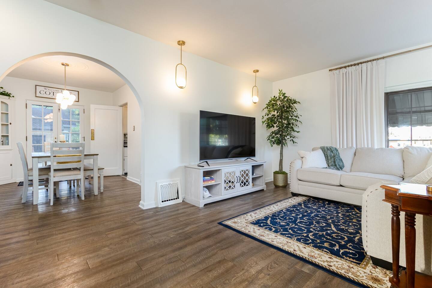 Clover Cottage | 1 mile to ND | Cozy Getaway — South Bend — vacation rental